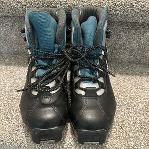 Salomon Cross country ski boots women’s 7